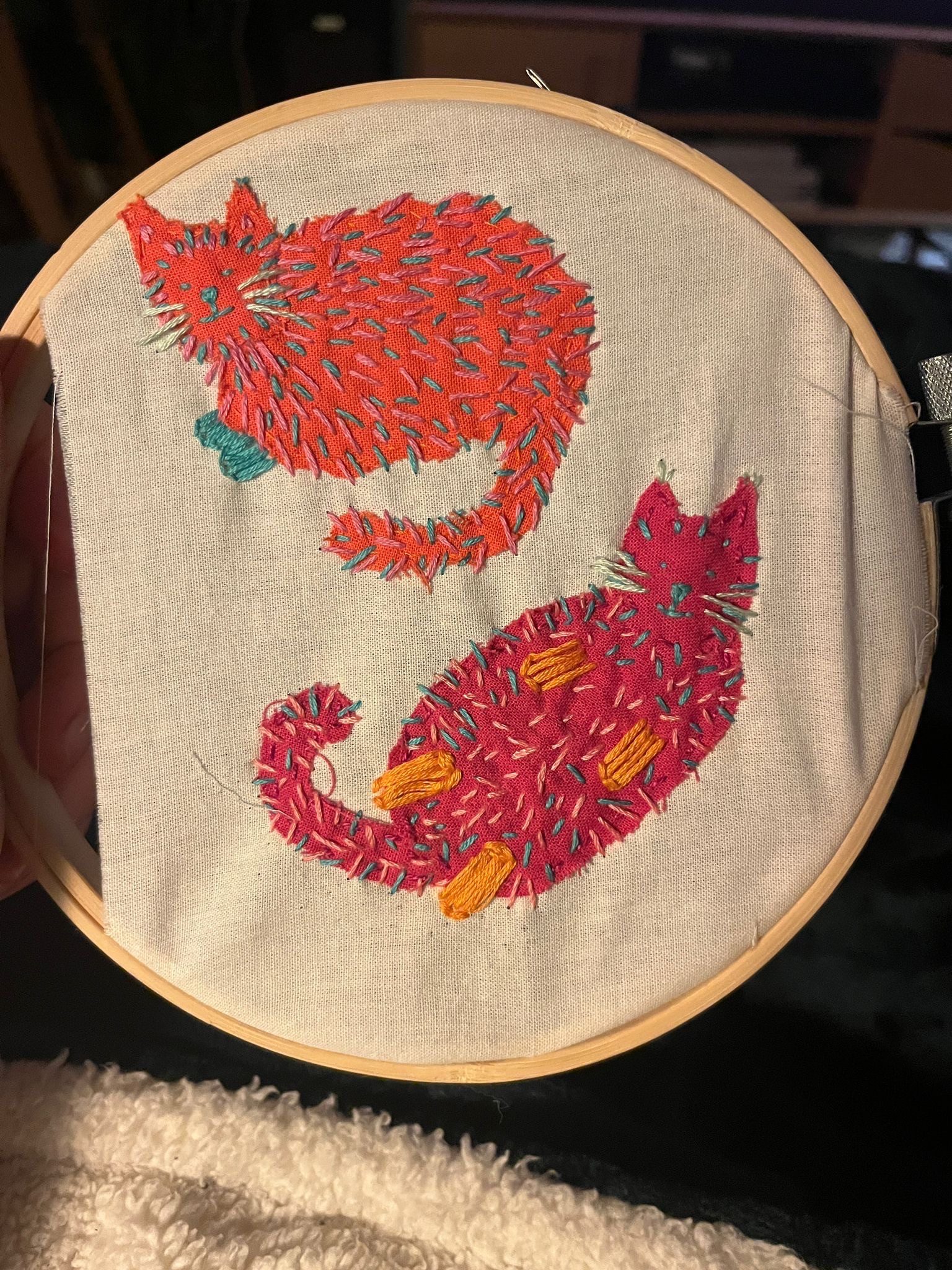 Embroidery of two cosy cats