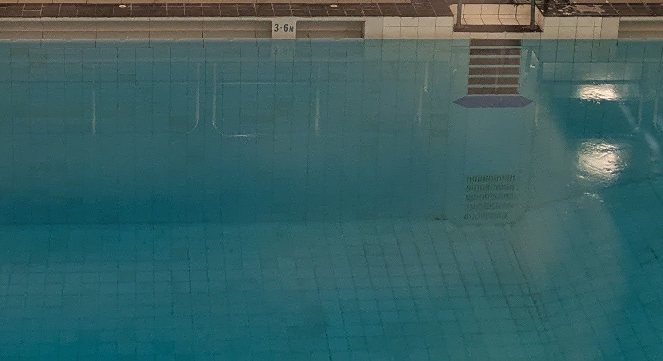 a diving pool that isn't very clean, with the marking 