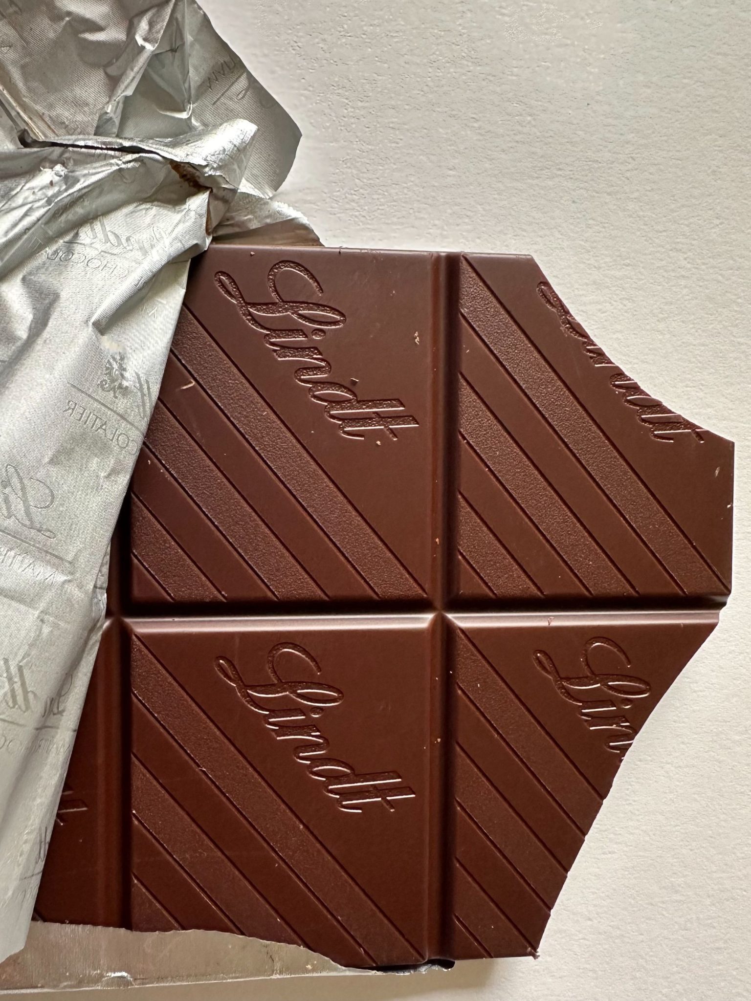 Photograph of bar of Lindt chocolate
