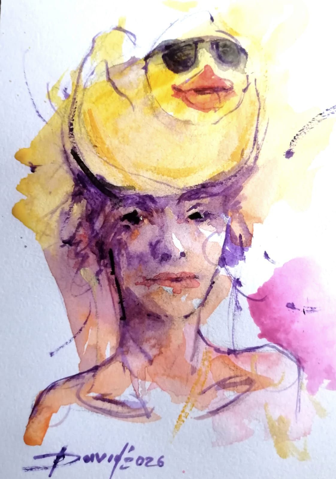 Frauenportrait mit einer Gummiente auf dem Kopf.