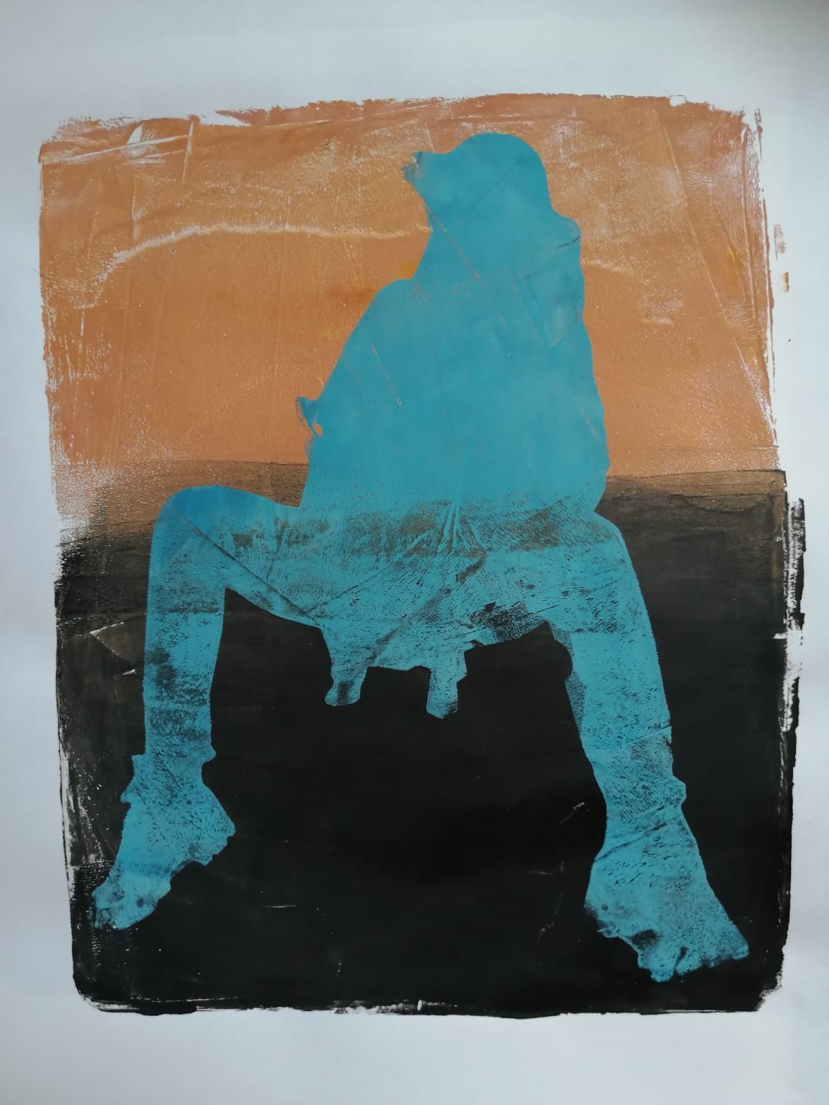 Frau wartet im park auf ihren Hund