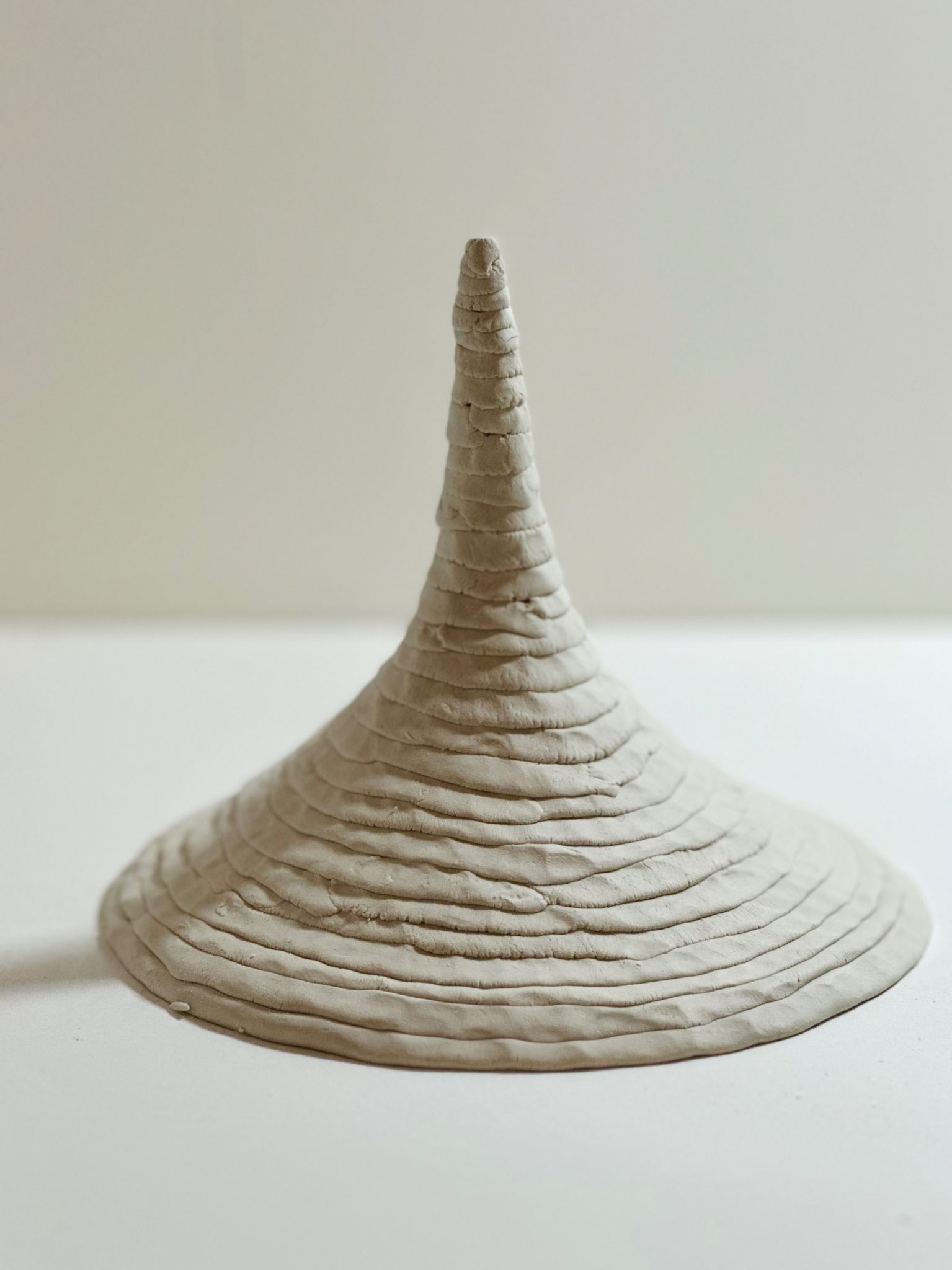 I twisted the coil thinly and pressed it down with enough force to leave slight finger marks, layering them on top of each other. The coil broke in places or cracked as it dried. When twisting the coil thinly, it also became slightly warped.