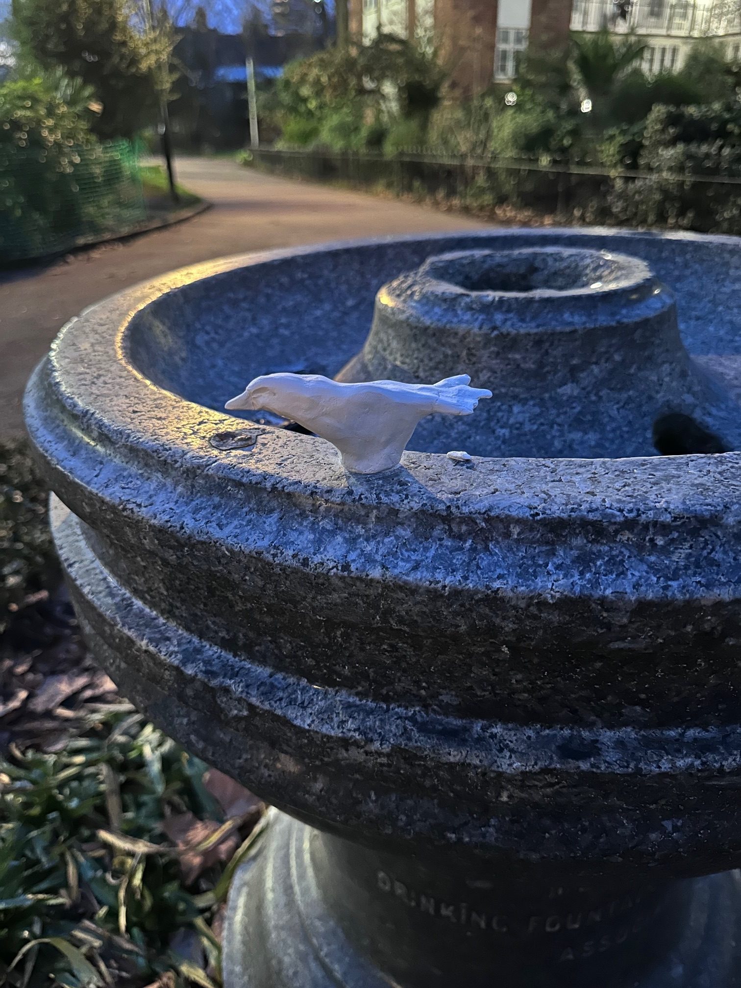 Three days after installation, the clay bird remained quietly on the edge of the fountain. It had not been broken by anyone, nor washed away by rain. Unnoticed and undisturbed, it stayed in the same place.