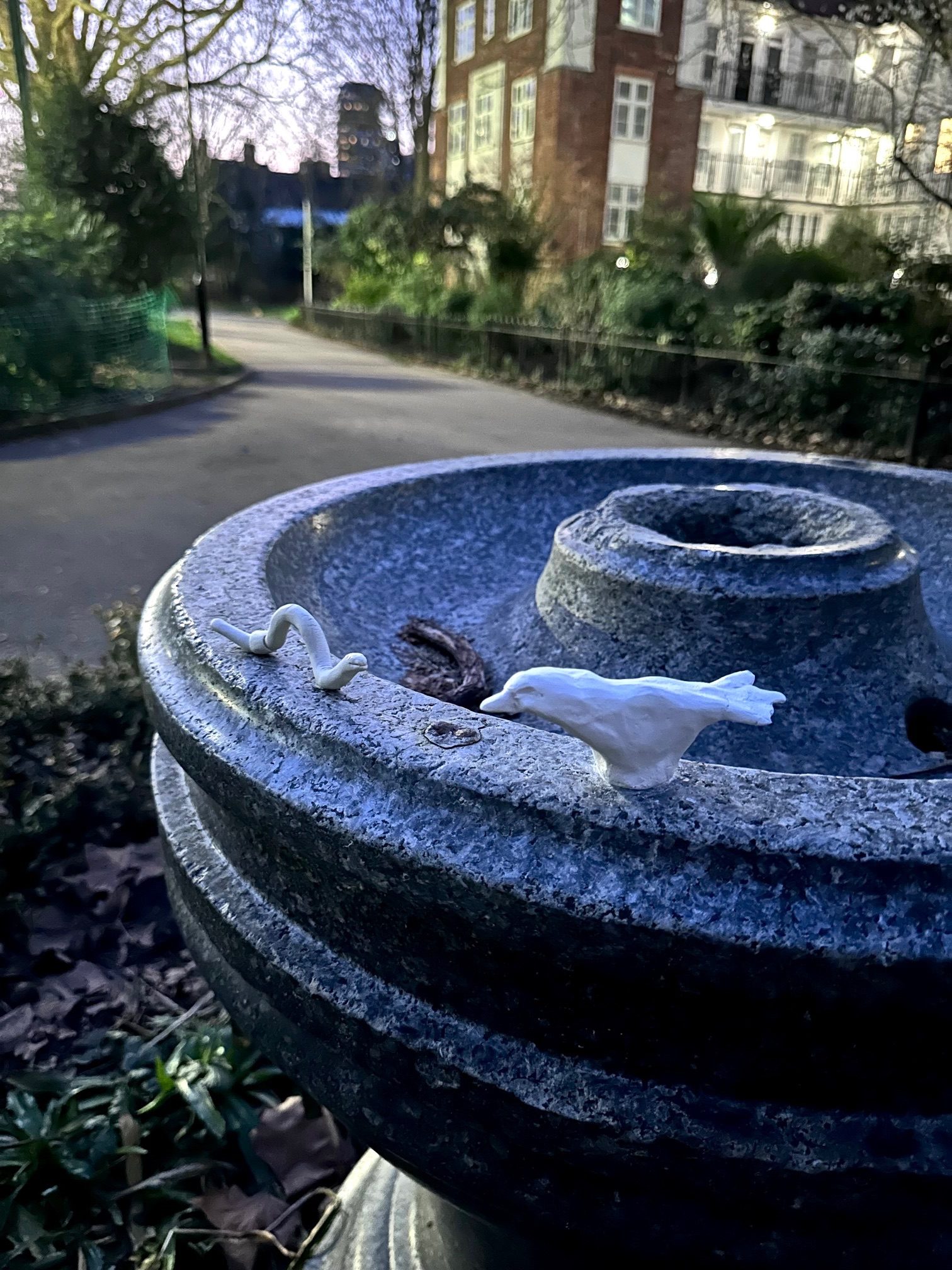 Six days ago, I made a bird from clay. Despite being exposed to rain and wind, it has largely retained its original form. As part of an assignment to create something for the bird, I made an earthworm in dialogue at the edge of the fountain and placed it quietly along the same rim.