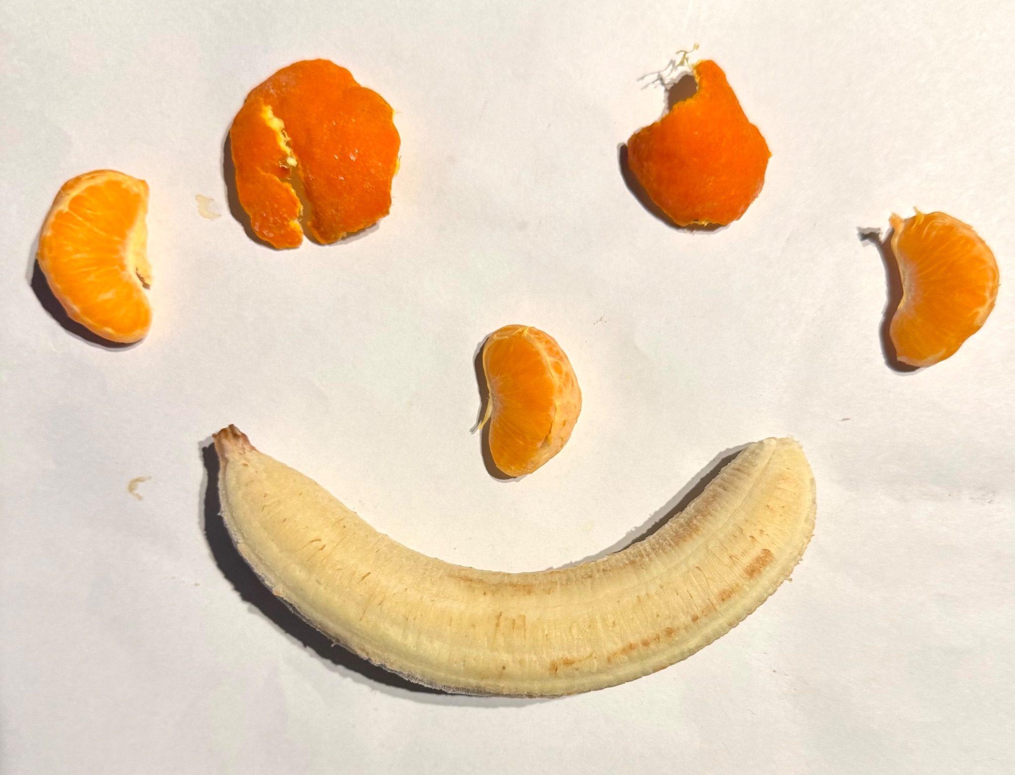Composition with tangerine peel, slices and banana.