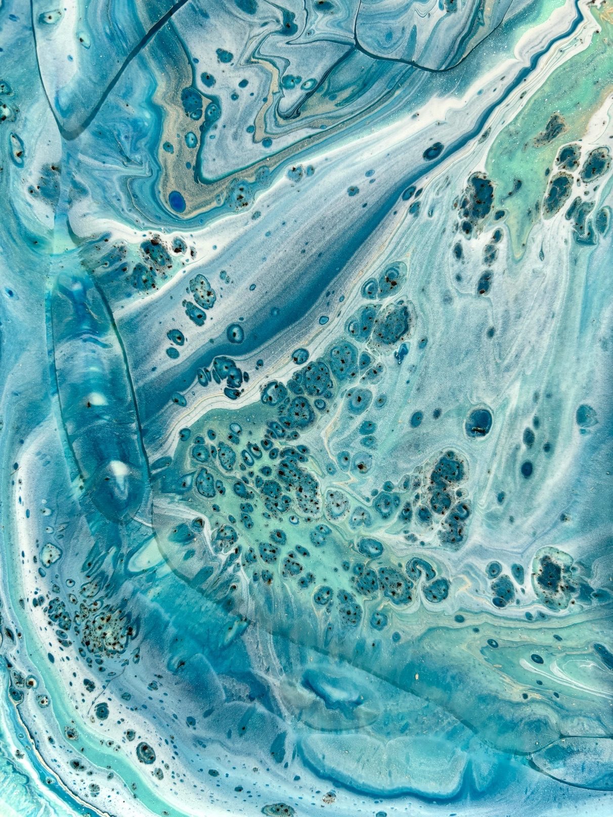 Fluid art pour mimicking the movement and texture of the sea.