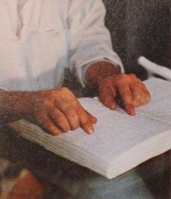 hands reading braille