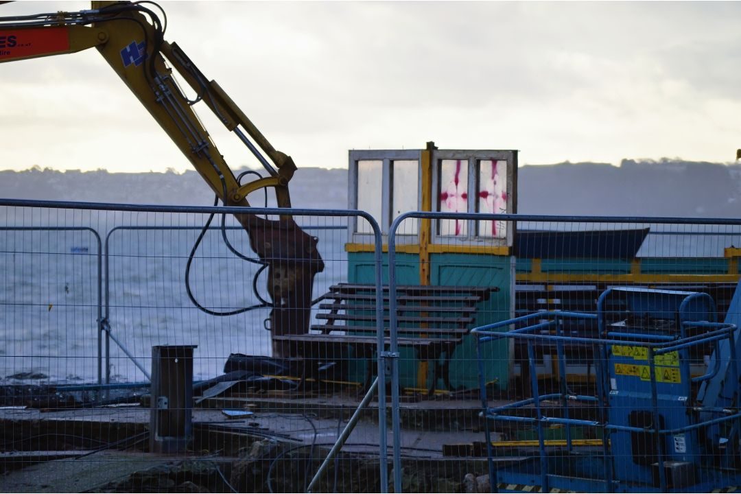 A deconstructed beach/bench shelter