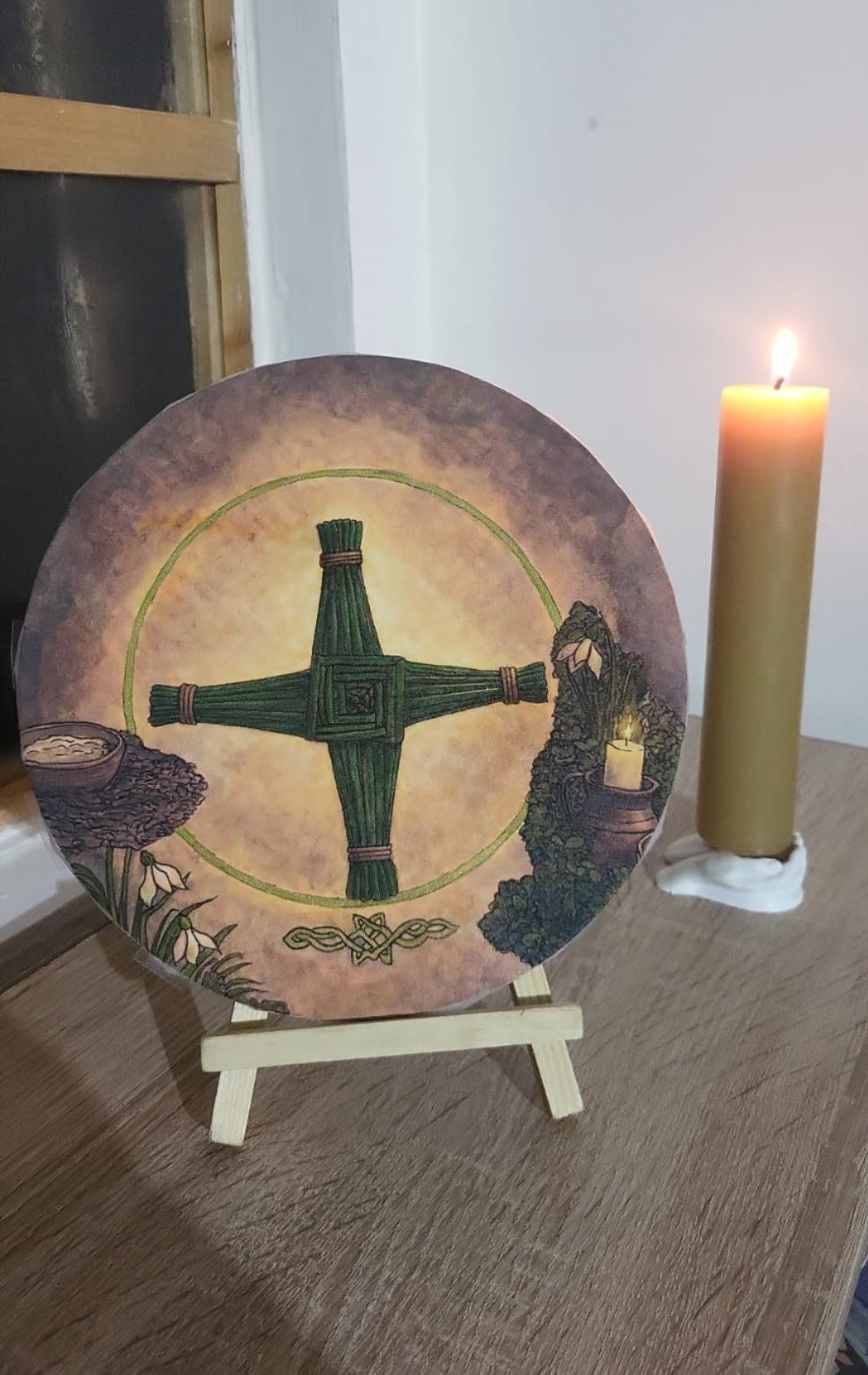 Aqueous Dispersion on Canvas,12 diameter cm