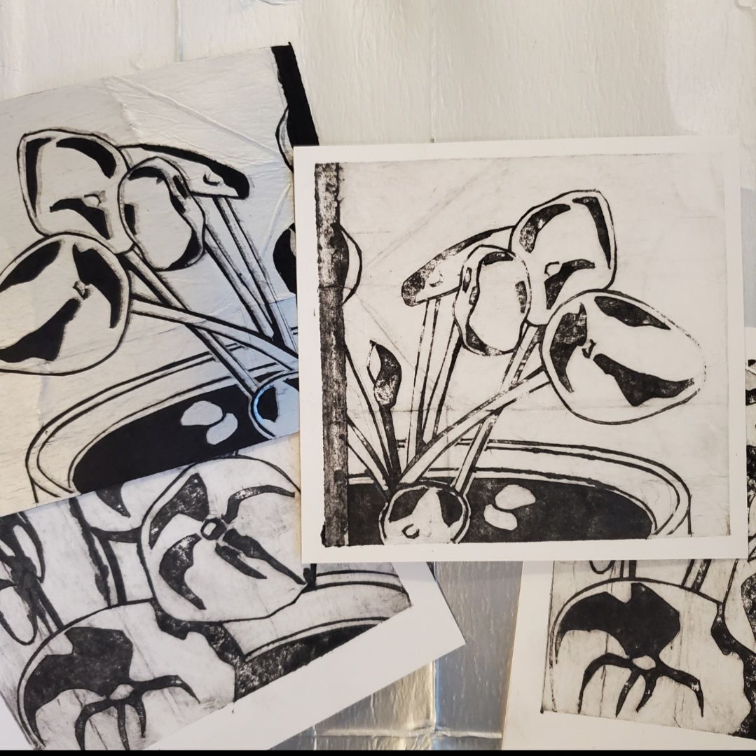 Monochromatic, graphic print of a Chinese money plant.