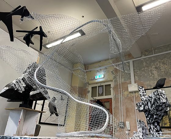 A wire armature desrcibing the way birds flight disturbs the air